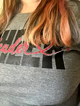 Snapshot of Popinasq chatting on 11.15.25 Popinasq online show from 11.15.25