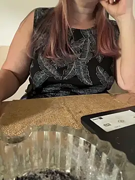 Snapshot of Popinasq chatting on 11.28.25 Popinasq online show from 11.28.25