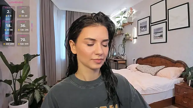 Snapshot of NicoleLuv chatting on 10.13.25 NicoleLuv online show from 10.13.25