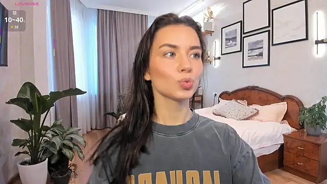 Snapshot of NicoleLuv chatting on 10.17.25 NicoleLuv online show from 10.17.25