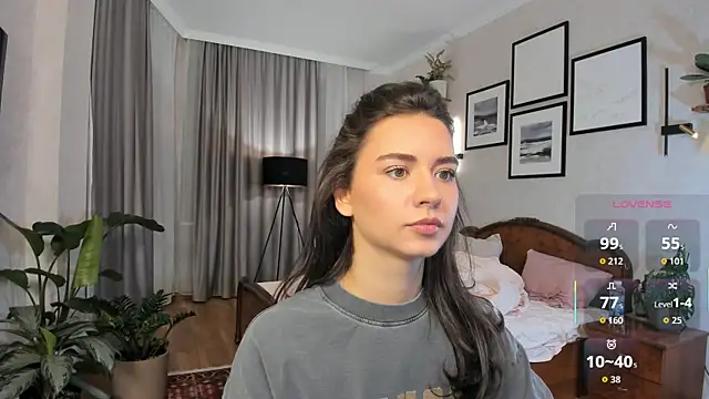 Snapshot of NicoleLuv chatting on 12.04.25 NicoleLuv online show from 12.04.25