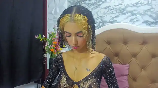 Snapshot of Queen_Cuarxxo chatting on 12.16.24 Queen Cuarxxo online show from 12.16.24