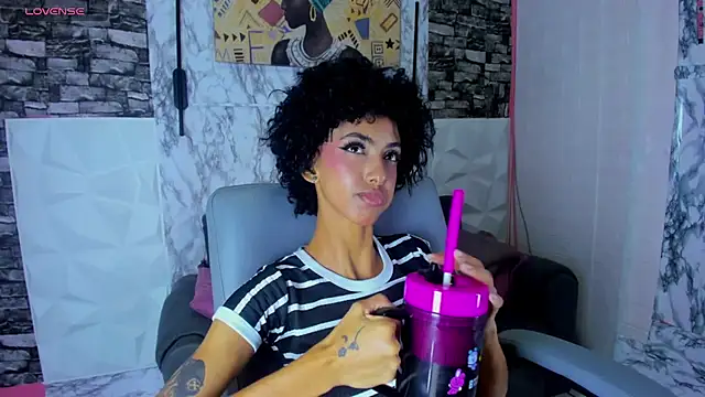 Snapshot of Queen_Cuarxxo chatting on 05.27.26 Queen Cuarxxo online show from 05.27.26