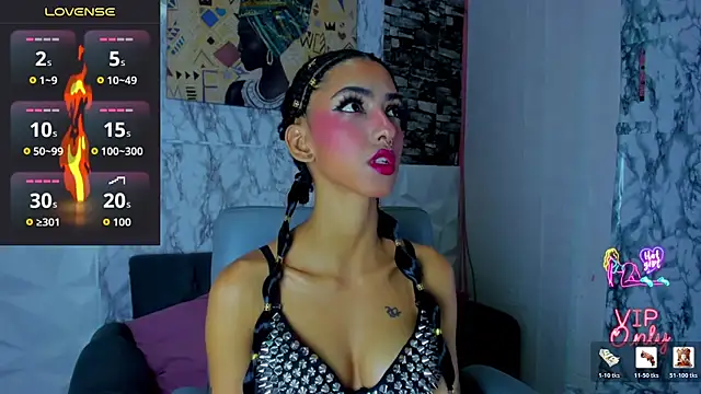 Snapshot of Queen_Cuarxxo chatting on 07.14.26 Queen Cuarxxo online show from 07.14.26