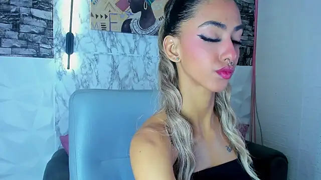 Snapshot of Queen_Cuarxxo chatting on 07.19.26 Queen Cuarxxo online show from 07.19.26