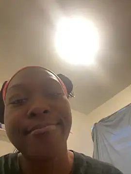 Snapshot of honeybrow chatting on 02.27.25 honeybrow online show from 02.27.25