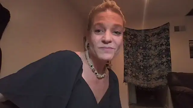 Snapshot of AddieAssets chatting on 12.05.24 AddieAssets online show from 12.05.24