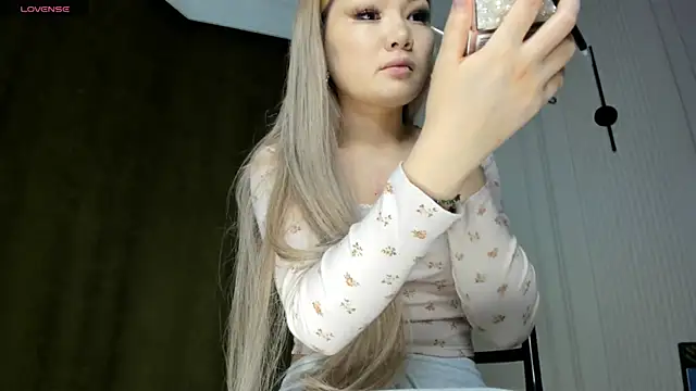 Snapshot of Xiao_Mei_ chatting on 02.28.25 Xiao Mei online show from 02.28.25