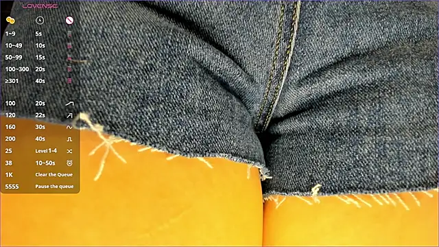 Snapshot of Xiao_Mei_ chatting on 10.27.25 Xiao Mei online show from 10.27.25