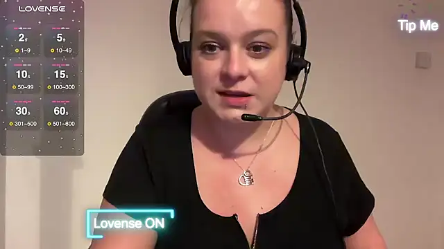 Snapshot of NaughtyWifeUK chatting on 12.02.24 NaughtyWifeUK online show from 12.02.24