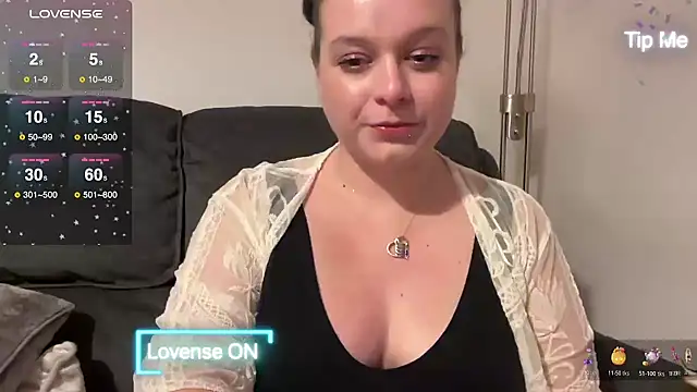 Snapshot of NaughtyWifeUK chatting on 12.02.24 NaughtyWifeUK online show from 12.02.24