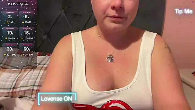 Snapshot of NaughtyWifeUK chatting on 12.03.24 NaughtyWifeUK online show from 12.03.24