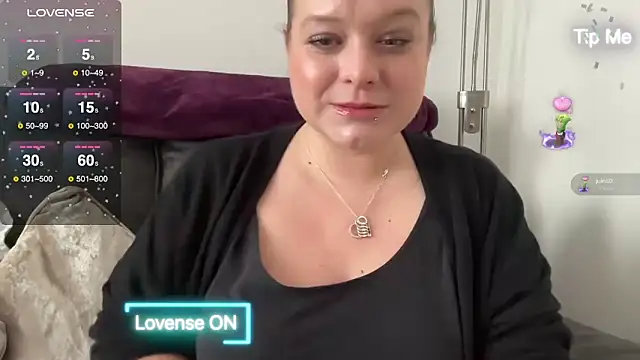 Snapshot of NaughtyWifeUK chatting on 12.06.24 NaughtyWifeUK online show from 12.06.24