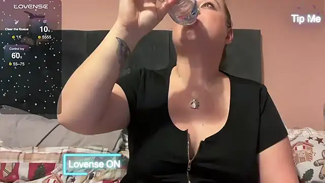 Snapshot of NaughtyWifeUK chatting on 12.06.24 NaughtyWifeUK online show from 12.06.24