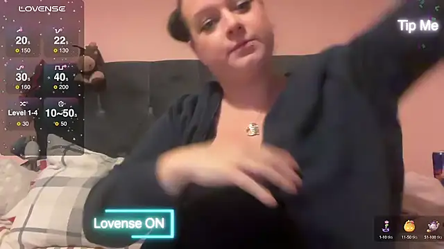 Snapshot of NaughtyWifeUK chatting on 12.13.24 NaughtyWifeUK online show from 12.13.24