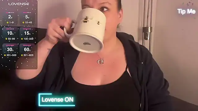 Snapshot of NaughtyWifeUK chatting on 12.13.24 NaughtyWifeUK online show from 12.13.24