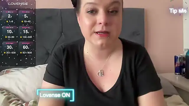 Snapshot of NaughtyWifeUK chatting on 12.14.24 NaughtyWifeUK online show from 12.14.24