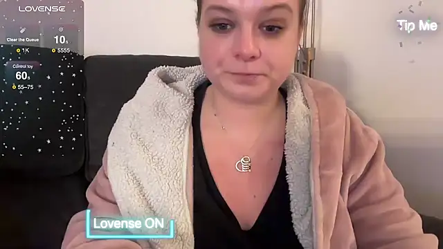 Snapshot of NaughtyWifeUK chatting on 12.14.24 NaughtyWifeUK online show from 12.14.24