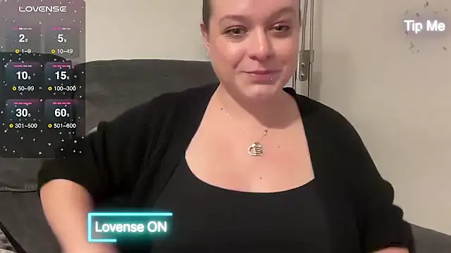 Snapshot of NaughtyWifeUK chatting on 12.17.24 NaughtyWifeUK online show from 12.17.24