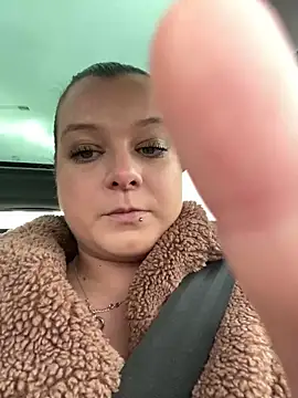 Snapshot of NaughtyWifeUK chatting on 12.18.24 NaughtyWifeUK online show from 12.18.24