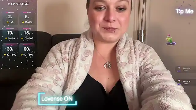 Snapshot of NaughtyWifeUK chatting on 12.19.24 NaughtyWifeUK online show from 12.19.24