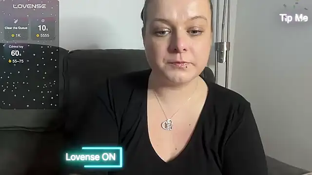 Snapshot of NaughtyWifeUK chatting on 12.21.24 NaughtyWifeUK online show from 12.21.24