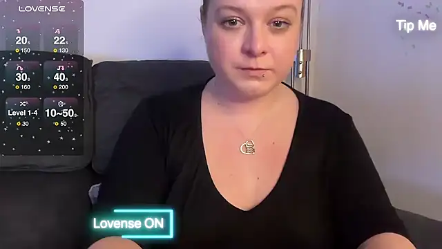 Snapshot of NaughtyWifeUK chatting on 12.21.24 NaughtyWifeUK online show from 12.21.24