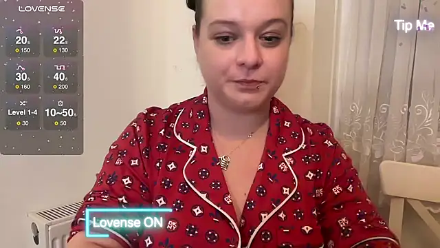 Snapshot of NaughtyWifeUK chatting on 12.23.24 NaughtyWifeUK online show from 12.23.24