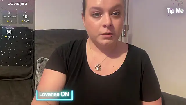 Snapshot of NaughtyWifeUK chatting on 12.30.24 NaughtyWifeUK online show from 12.30.24