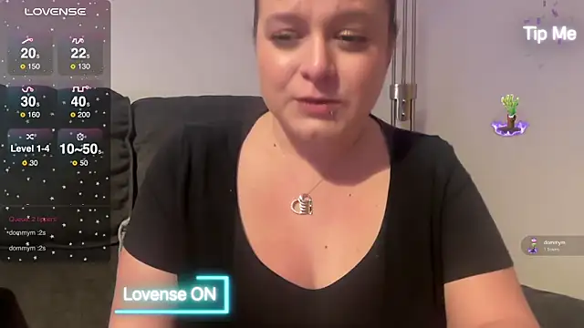 Snapshot of NaughtyWifeUK chatting on 12.31.24 NaughtyWifeUK online show from 12.31.24