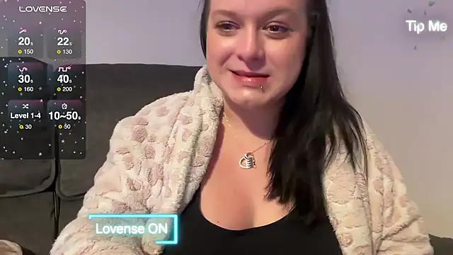 Snapshot of NaughtyWifeUK chatting on 01.01.25 NaughtyWifeUK online show from 01.01.25