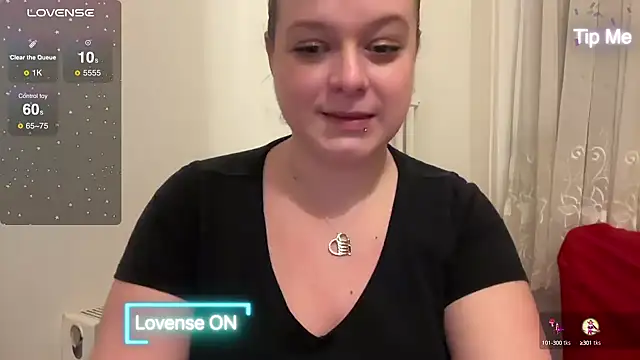 Snapshot of NaughtyWifeUK chatting on 01.05.25 NaughtyWifeUK online show from 01.05.25