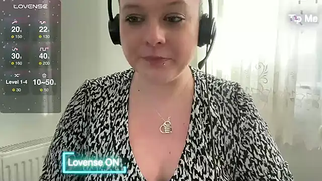 Snapshot of NaughtyWifeUK chatting on 01.07.25 NaughtyWifeUK online show from 01.07.25