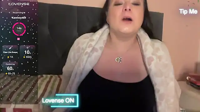 Snapshot of NaughtyWifeUK chatting on 01.12.25 NaughtyWifeUK online show from 01.12.25