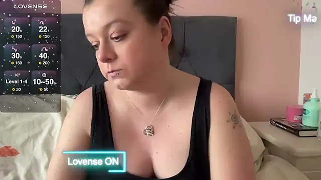 Snapshot of NaughtyWifeUK chatting on 01.18.25 NaughtyWifeUK online show from 01.18.25