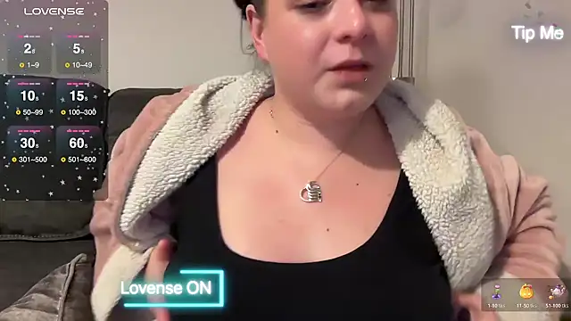 Snapshot of NaughtyWifeUK chatting on 01.19.25 NaughtyWifeUK online show from 01.19.25