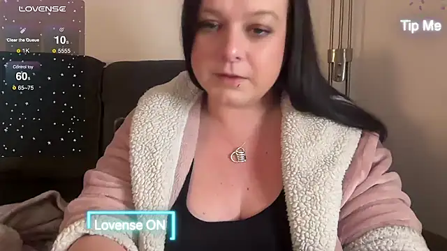 Snapshot of NaughtyWifeUK chatting on 02.05.25 NaughtyWifeUK online show from 02.05.25