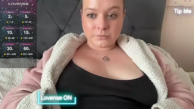 Snapshot of NaughtyWifeUK chatting on 02.17.25 NaughtyWifeUK online show from 02.17.25