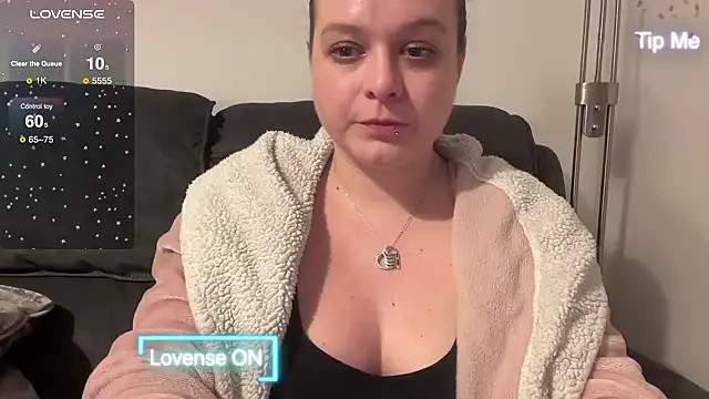 Snapshot of NaughtyWifeUK chatting on 02.21.25 NaughtyWifeUK online show from 02.21.25