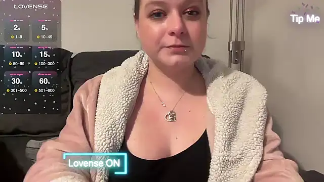 Snapshot of NaughtyWifeUK chatting on 02.23.25 NaughtyWifeUK online show from 02.23.25