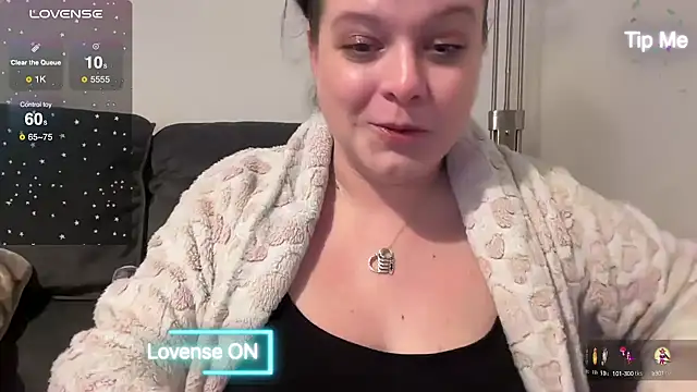 Snapshot of NaughtyWifeUK chatting on 02.24.25 NaughtyWifeUK online show from 02.24.25