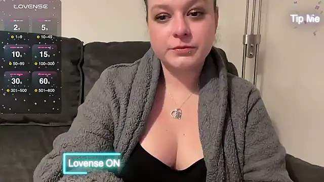 Snapshot of NaughtyWifeUK chatting on 02.28.25 NaughtyWifeUK online show from 02.28.25