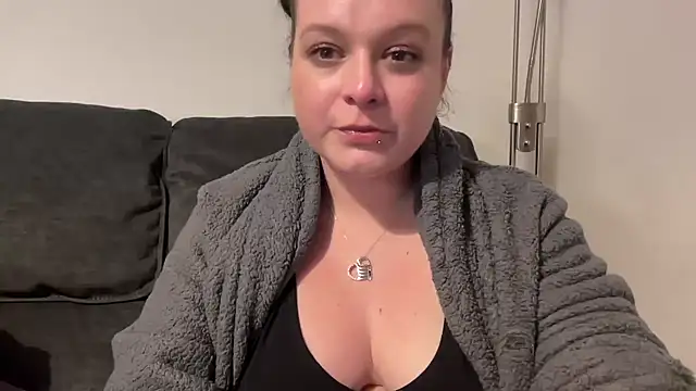 Snapshot of NaughtyWifeUK chatting on 03.11.25 NaughtyWifeUK online show from 03.11.25