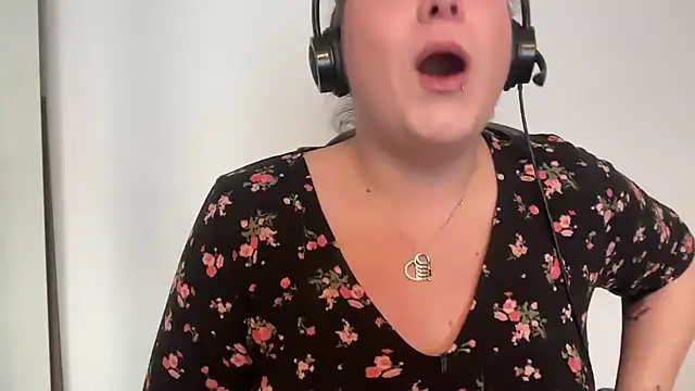 Snapshot of NaughtyWifeUK chatting on 03.13.25 NaughtyWifeUK online show from 03.13.25