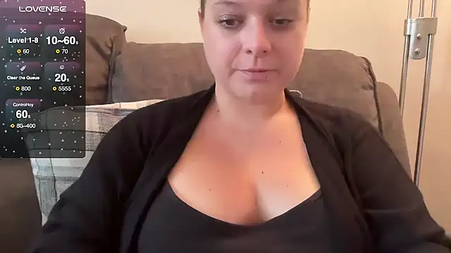 Snapshot of NaughtyWifeUK chatting on 10.10.25 NaughtyWifeUK online show from 10.10.25