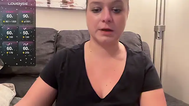 Snapshot of NaughtyWifeUK chatting on 10.11.25 NaughtyWifeUK online show from 10.11.25