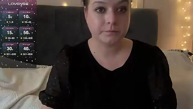 Snapshot of NaughtyWifeUK chatting on 10.13.25 NaughtyWifeUK online show from 10.13.25