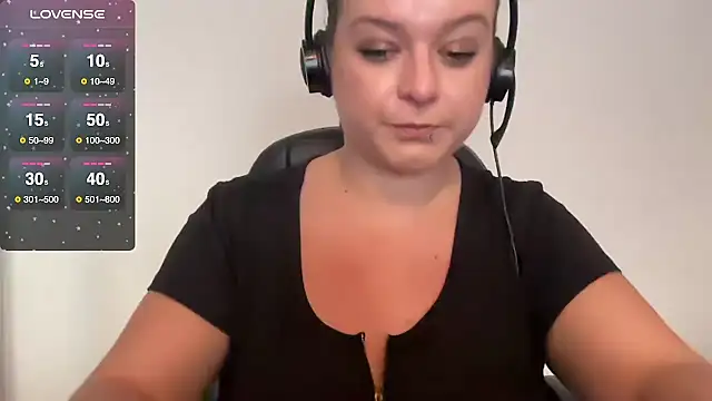 Snapshot of NaughtyWifeUK chatting on 10.18.25 NaughtyWifeUK online show from 10.18.25