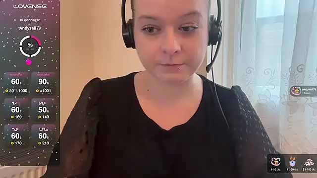 Snapshot of NaughtyWifeUK chatting on 11.11.25 NaughtyWifeUK online show from 11.11.25