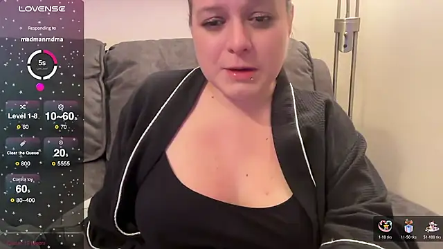 Snapshot of NaughtyWifeUK chatting on 11.21.25 NaughtyWifeUK online show from 11.21.25